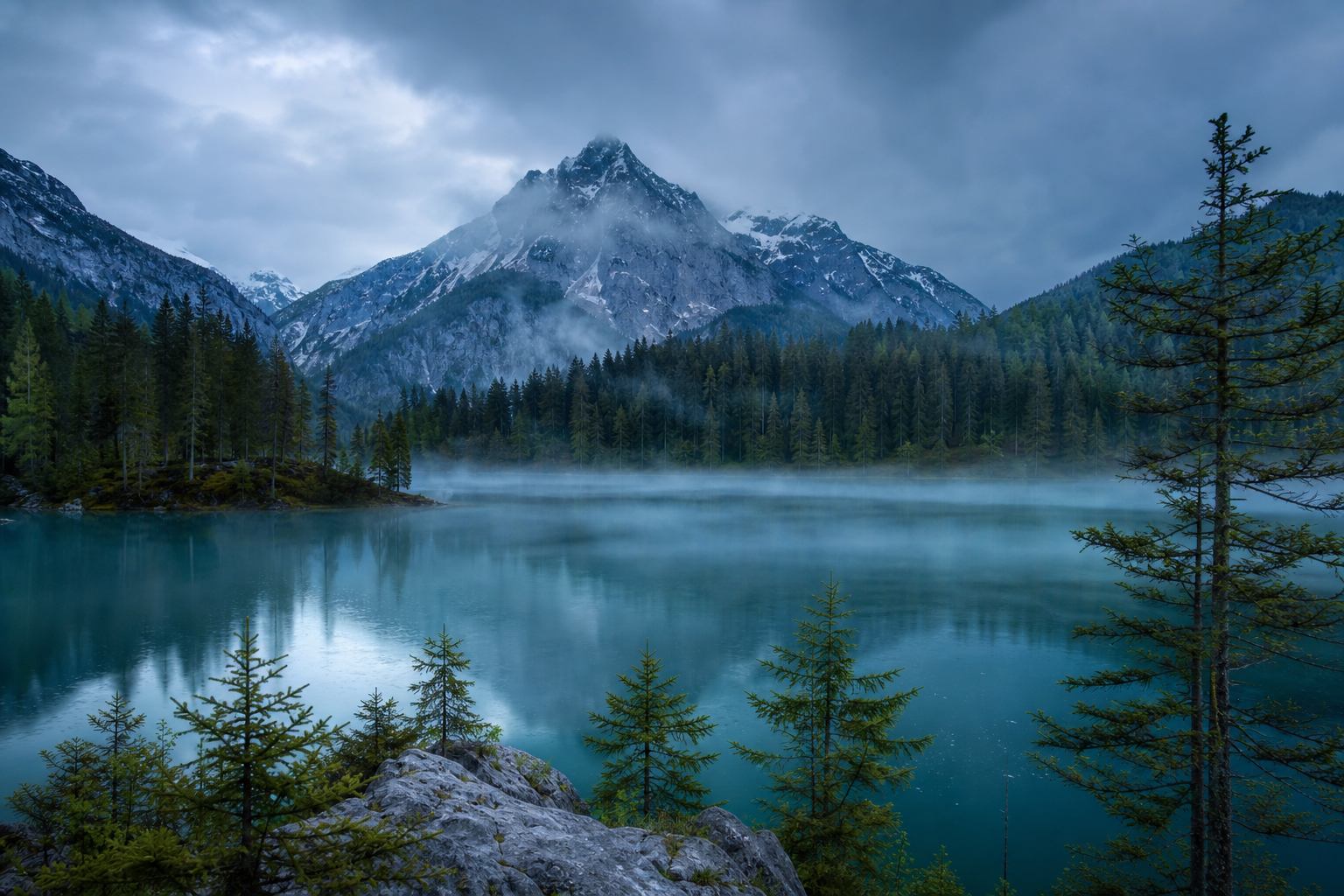 Nebliger Bergsee in Deutschland